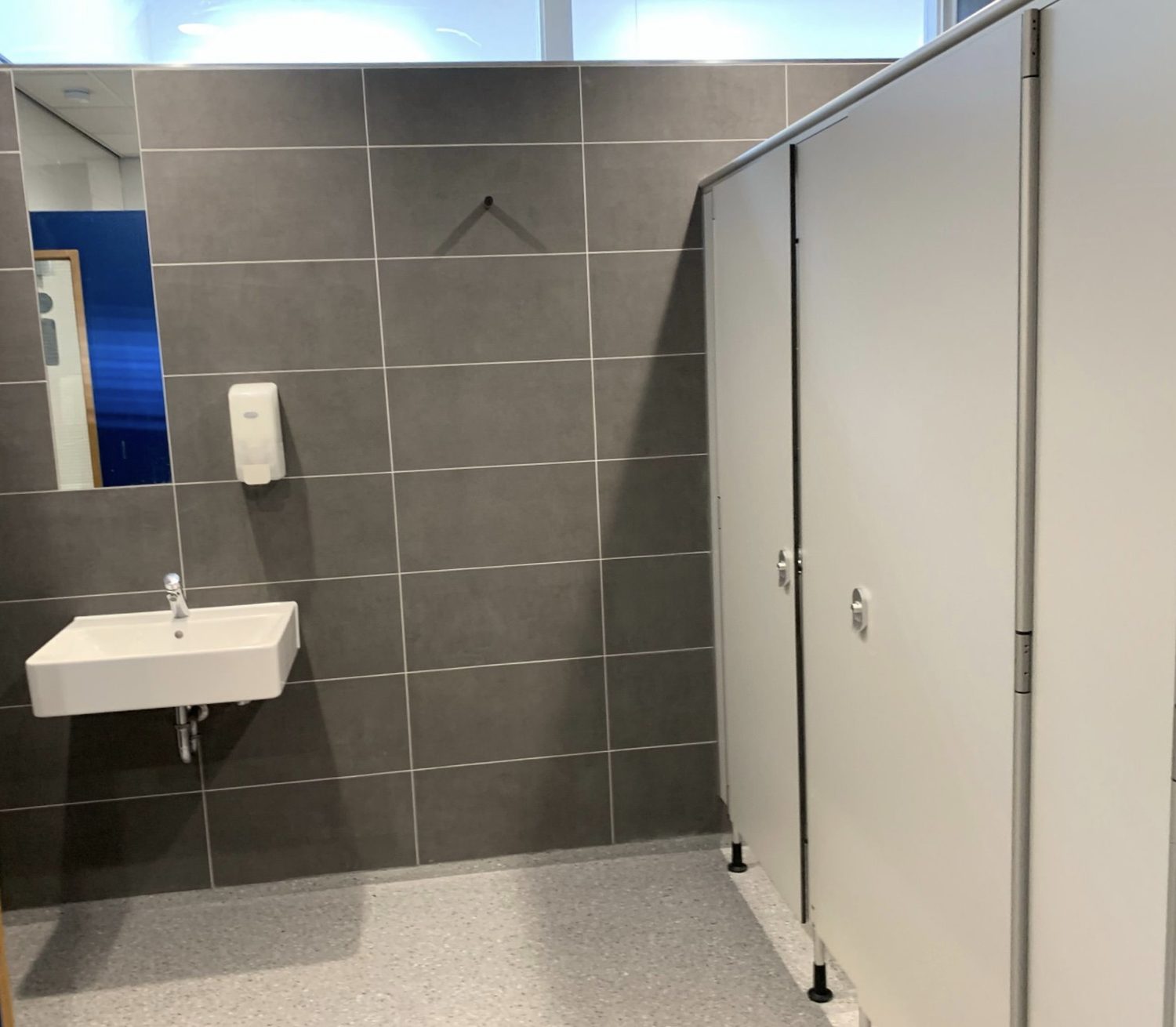 Badkamer met tegelwerk en glazen douchewand