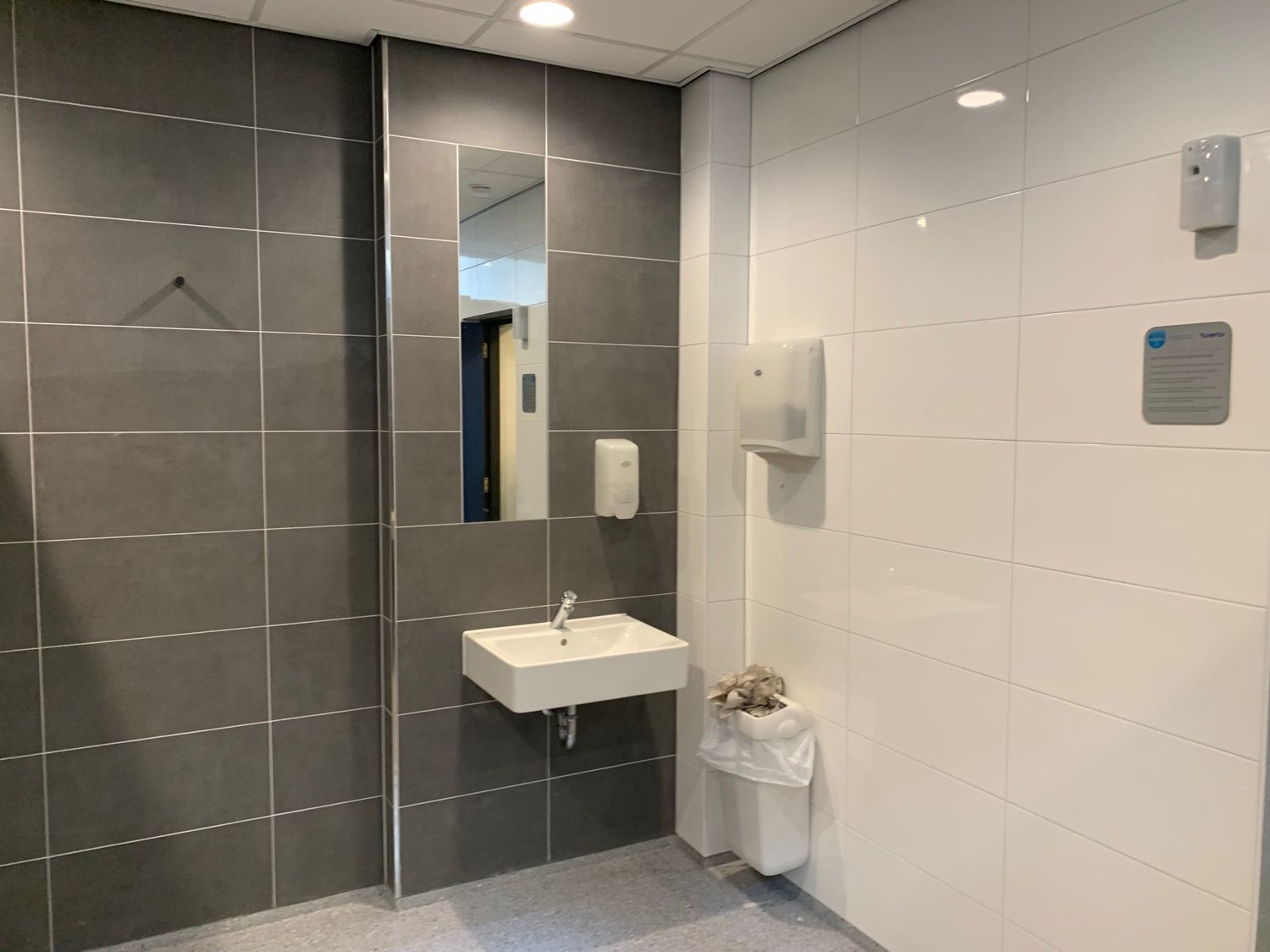 Wand- en vloertegels in een badkamer